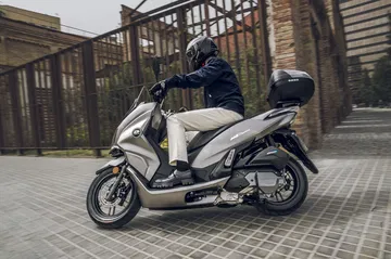 La scooter híbrida ligera con 15 CV, equipada con Full LED y TCS, es una competidora directa de las Honda PCX y Yamaha N-Max. La scooter híbrida ligera con 15 CV, equipada con Full LED y TCS, es una competidora directa de las Honda PCX y Yamaha N-Max.