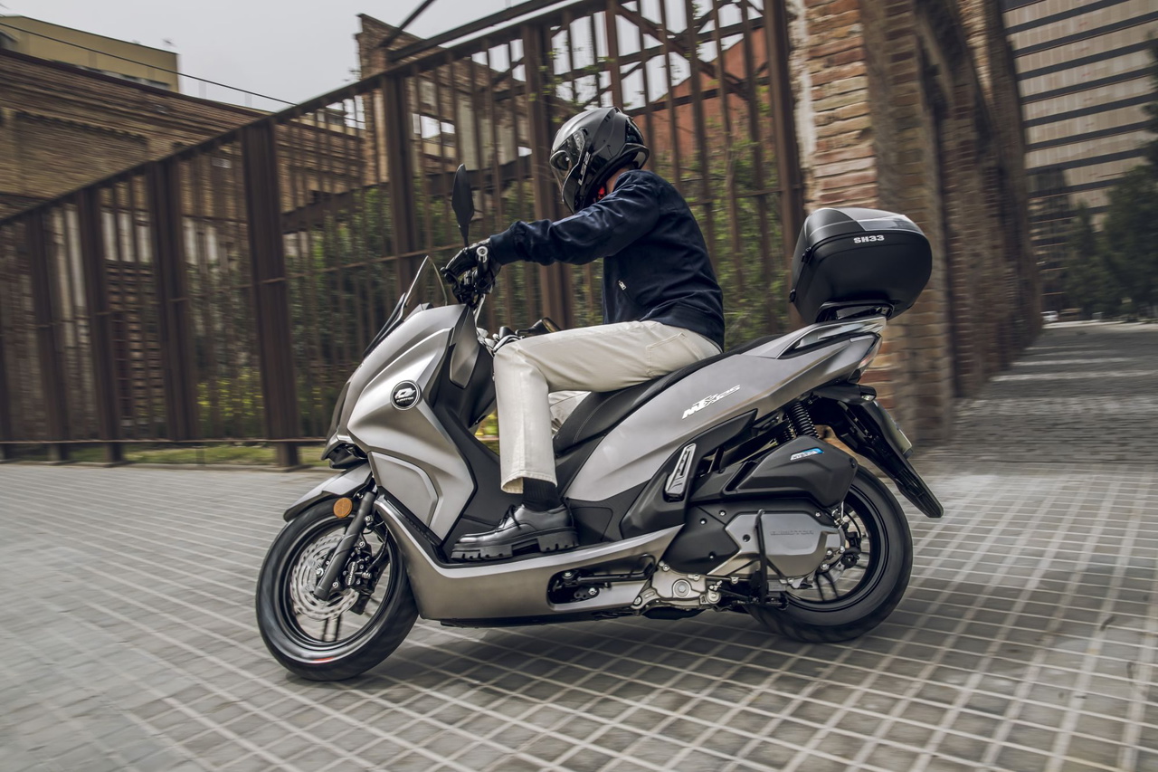 La scooter híbrida ligera con 15 CV, equipada con Full LED y TCS, es una competidora directa de las Honda PCX y Yamaha N-Max.