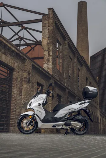 Scooter híbrida ligera con diseño moderno y elegante, equipada con 15 CV y tecnología avanzada. Scooter híbrida ligera con diseño moderno y elegante, equipada con 15 CV y tecnología avanzada.