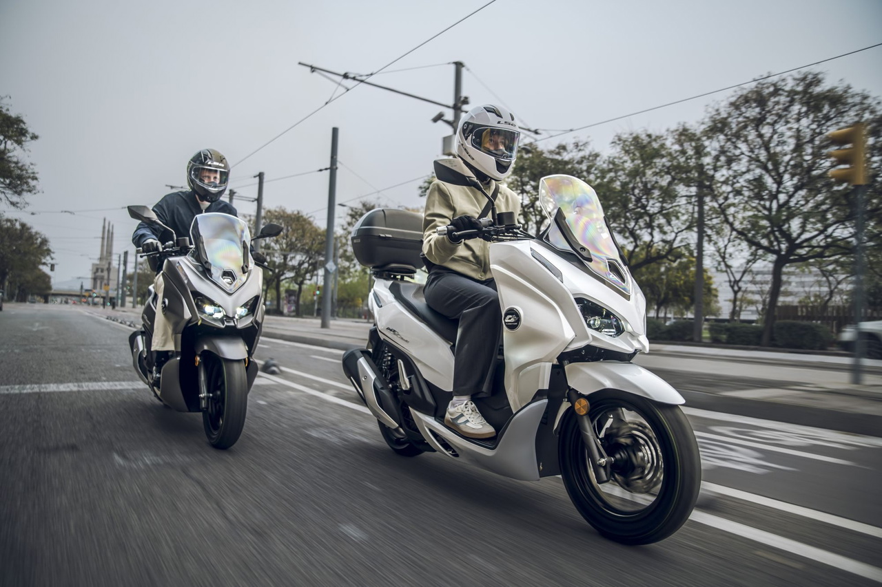 La QJ Motor MTX23 destaca por su diseño moderno y eficiente en la ciudad.