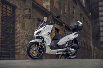 Scooter híbrida ligera con 15 CV, Full LED y TCS, destacada en su diseño moderno. Scooter híbrida ligera con 15 CV, Full LED y TCS, destacada en su diseño moderno.