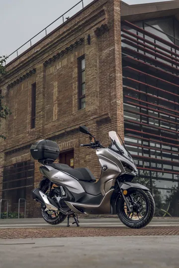 La scooter híbrida ligera destaca por su diseño moderno y rendimiento eficiente. La scooter híbrida ligera destaca por su diseño moderno y rendimiento eficiente.