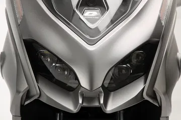 Vista frontal de la scooter híbrida con diseño aerodinámico y faros LED. Vista frontal de la scooter híbrida con diseño aerodinámico y faros LED.