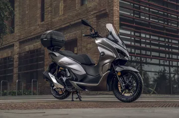La QJ Motor MTX4 destaca por su diseño moderno y eficiente. Ideal para la ciudad. La QJ Motor MTX4 destaca por su diseño moderno y eficiente. Ideal para la ciudad.