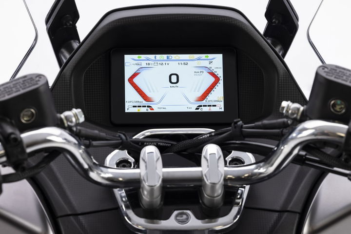 Pantalla digital del cuadro de instrumentos de la scooter híbrida con tecnología avanzada.