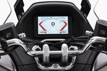 Pantalla digital del cuadro de instrumentos de la scooter híbrida con tecnología avanzada. Pantalla digital del cuadro de instrumentos de la scooter híbrida con tecnología avanzada.