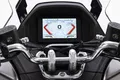 Pantalla digital del cuadro de instrumentos de la scooter híbrida con tecnología avanzada.