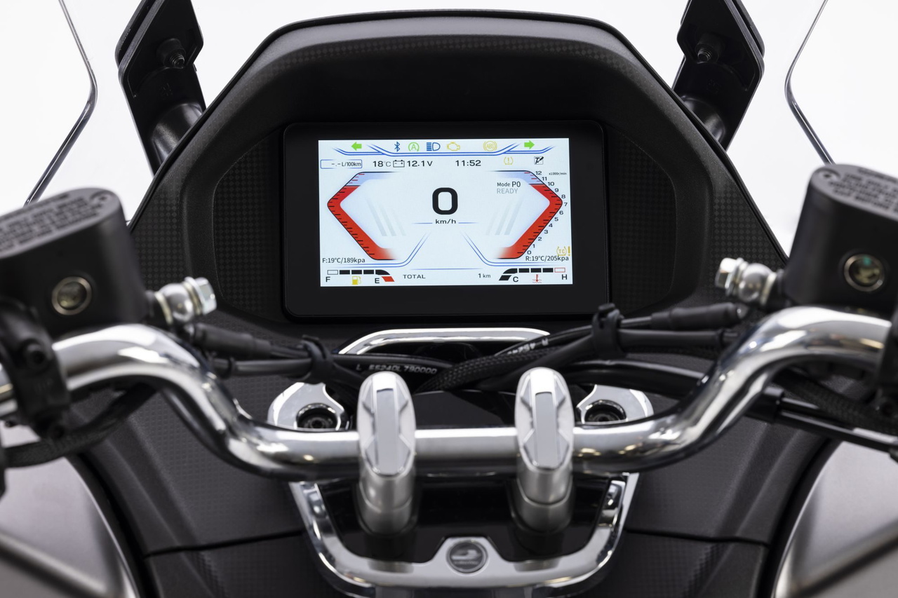 Pantalla digital del cuadro de instrumentos de la scooter híbrida con tecnología avanzada.