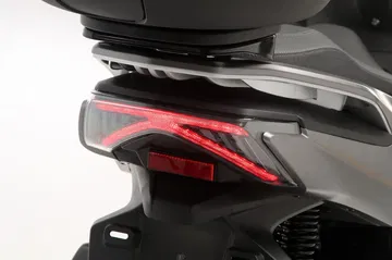 Detalle del faro trasero de una scooter híbrida ligera. Detalle del faro trasero de una scooter híbrida ligera.