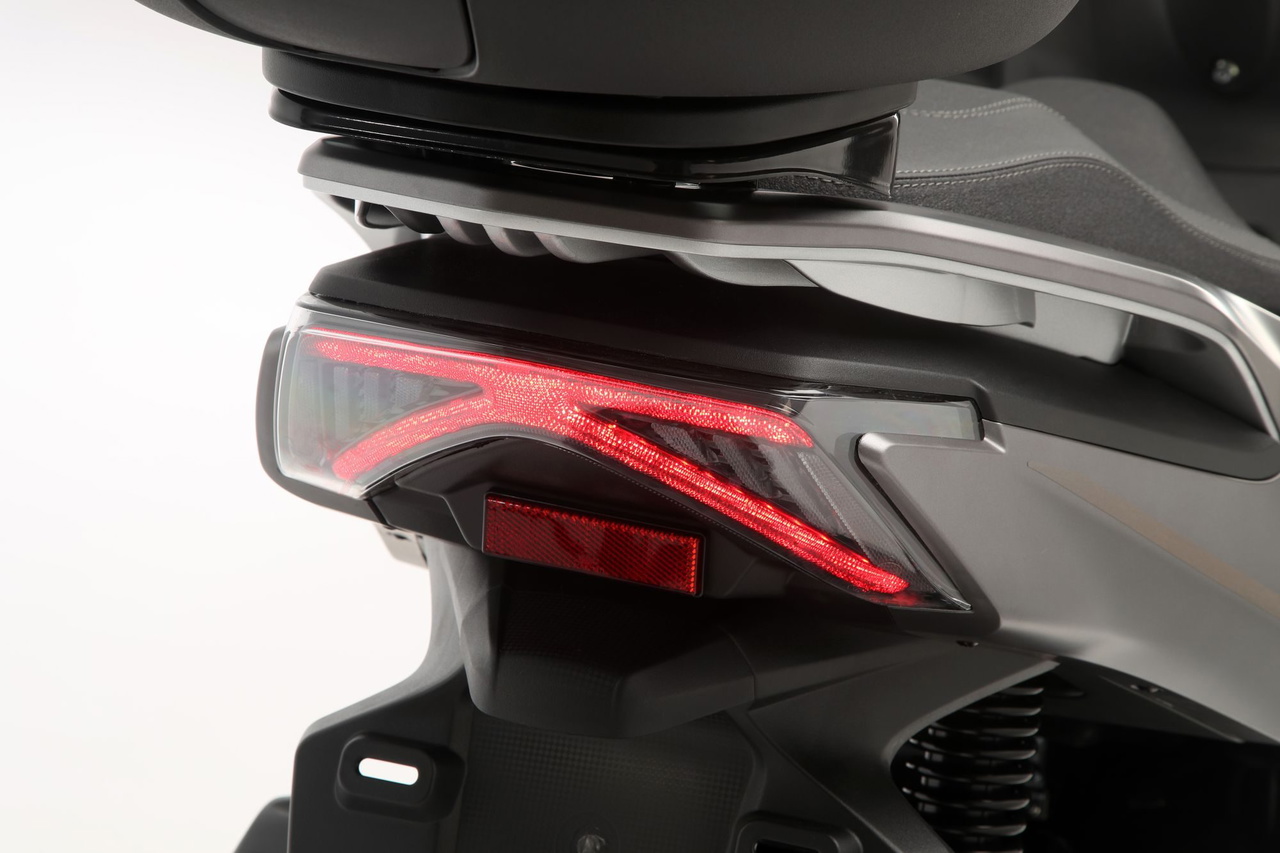 Detalle del faro trasero de una scooter híbrida ligera.