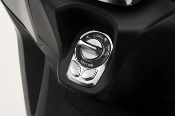 Detalle del panel de encendido de la scooter híbrida, moderno y funcional.