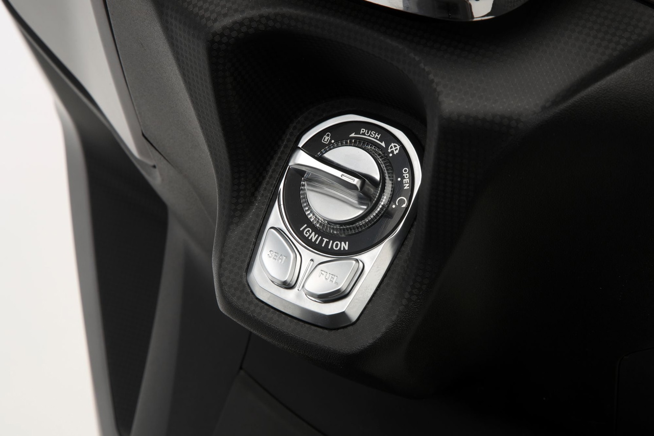 Detalle del panel de encendido de la scooter híbrida, moderno y funcional. Detalle del panel de encendido de la scooter híbrida, moderno y funcional.