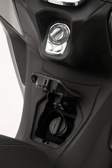 Detalle del panel de control y compartimento de carga de la scooter híbrida.