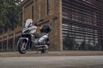 Scooter híbrida ligera con diseño moderno, equipada con tecnología avanzada. Scooter híbrida ligera con diseño moderno, equipada con tecnología avanzada.