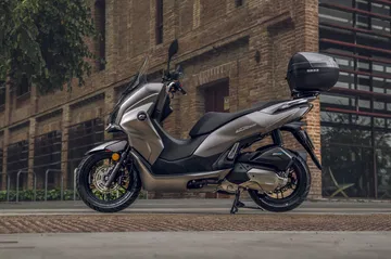 Scooter híbrida ligera con 15 CV y Full LED, ideal para la ciudad. Scooter híbrida ligera con 15 CV y Full LED, ideal para la ciudad.