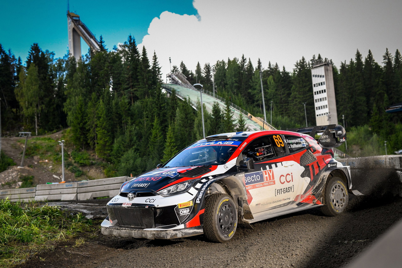 Coche de rally en acción en el Rally de Finlandia 2025, mostrando su agilidad y tracción.