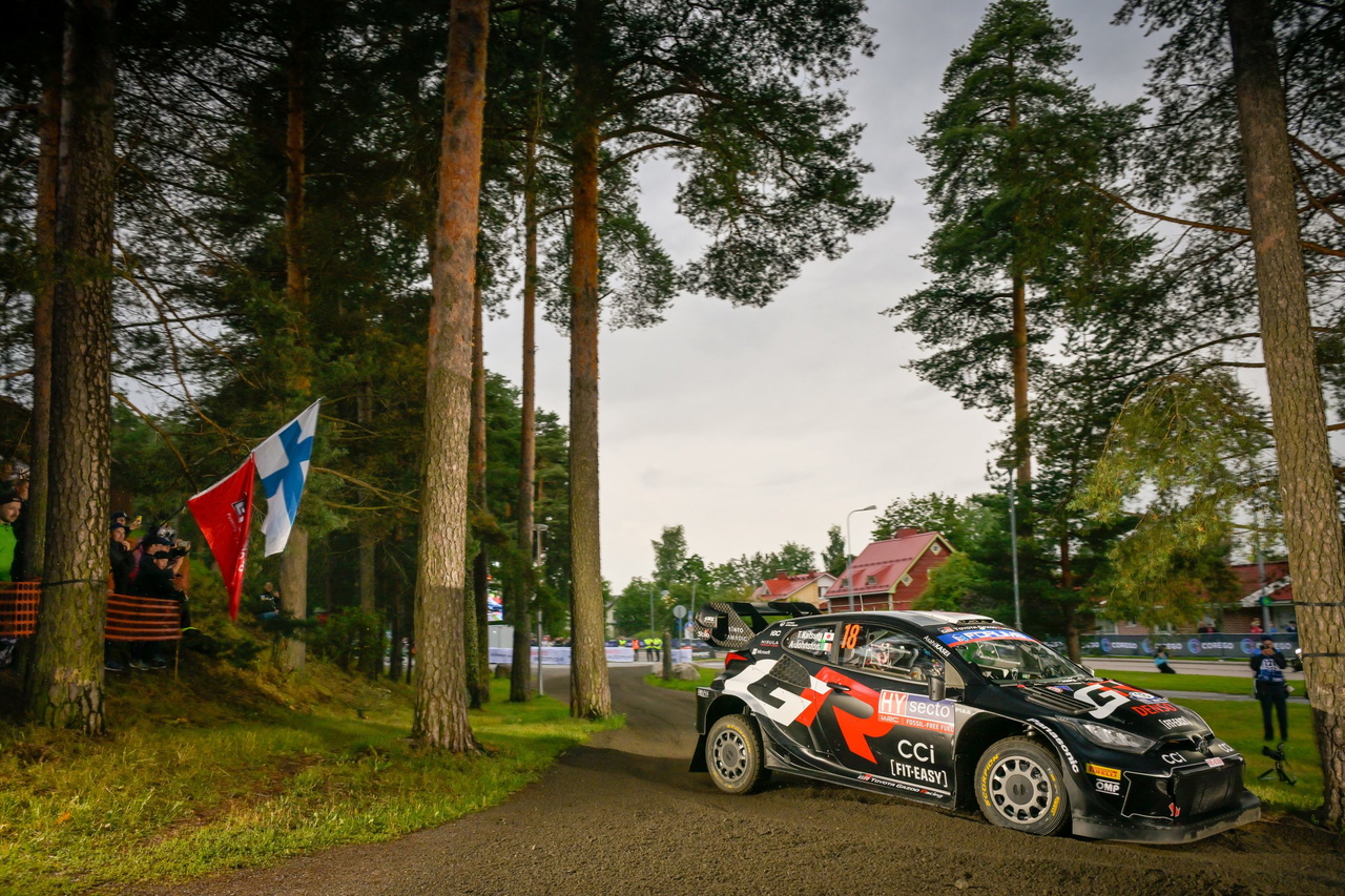 Un coche de rally en acción durante Finlandia 2025, mostrando su diseño y entorno.