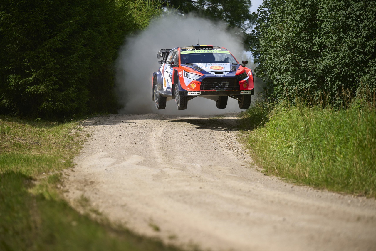 Un coche de rally en acción, desafiando las pistas del Rally de Finlandia 2025.