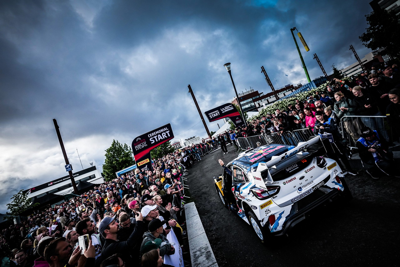 Gran ambiente en la salida del Rally de Finlandia 2025, con espectadores listos para la competencia.