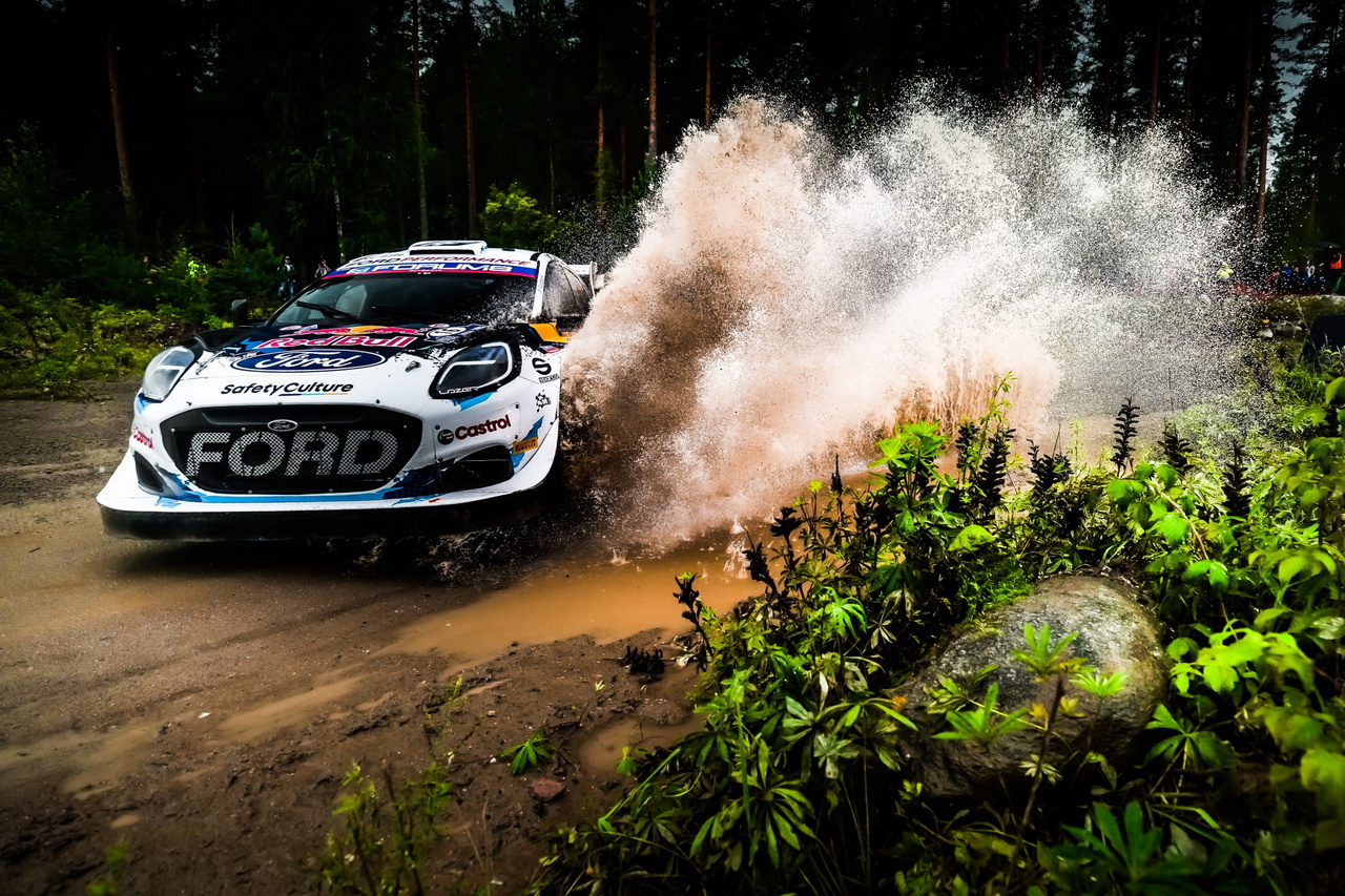 El Ford desafía las condiciones del rally, mostrando su rendimiento en terrenos difíciles.