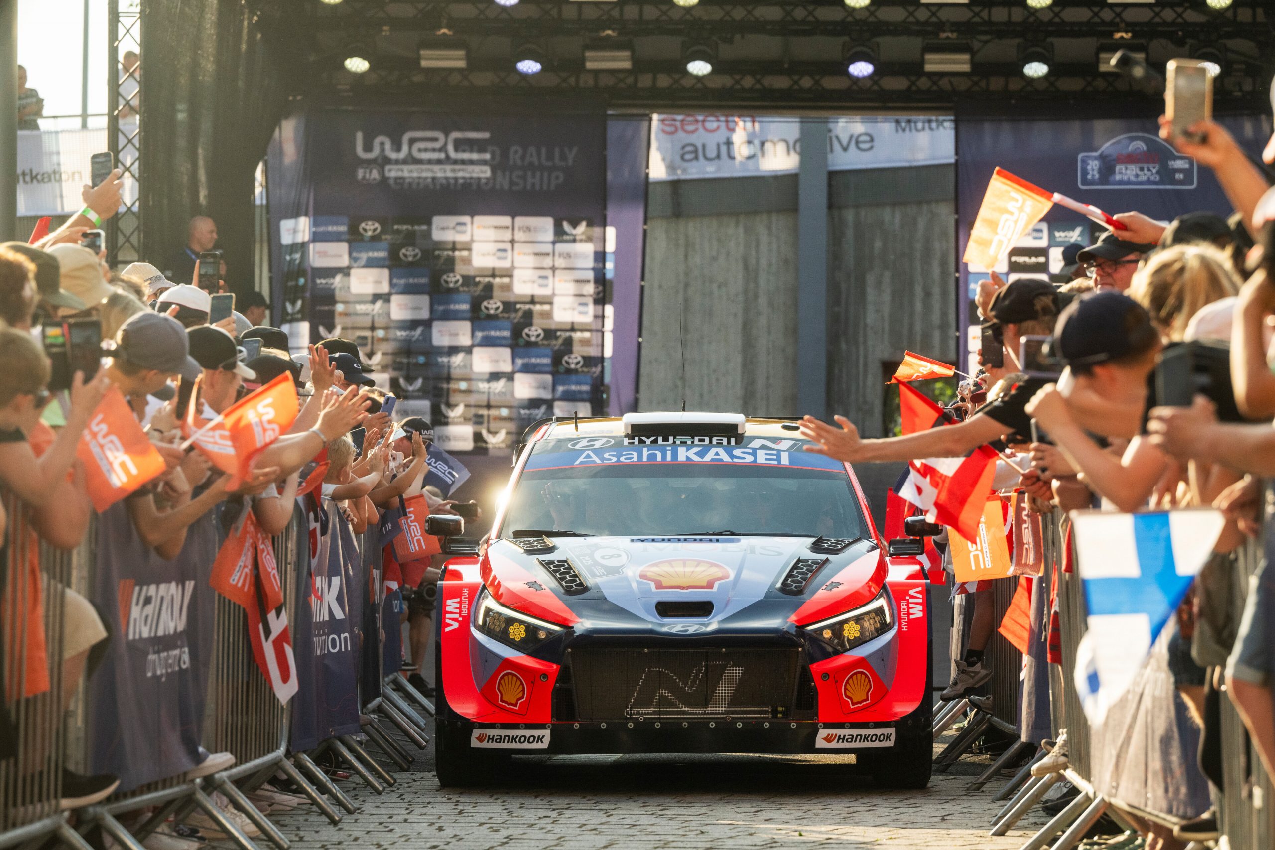 Hyundai exitosamente inicia el rally mostrando su fuerza en casa de Toyota.