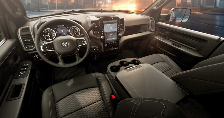 Cabina moderna y funcional, ideal para aventuras off-road.