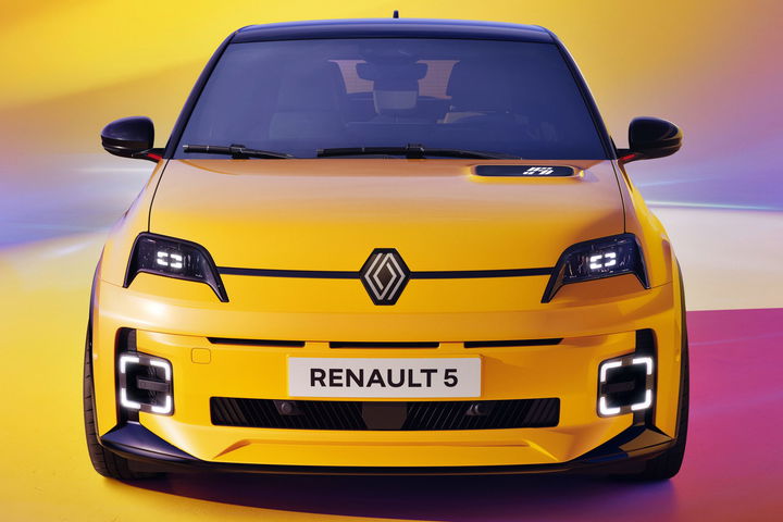 Renault 5 El Renault 5 destaca por su diseño moderno y audaz, perfecto para el entorno urbano.