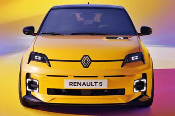 El Renault 5 destaca por su diseño moderno y audaz, perfecto para el entorno urbano.