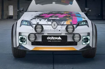 Parece sacado de un rally, homenaje al icónico Renault 5 con estilo moderno y agresivo.