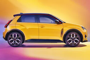 renault 5 e-tech en un vibrante color amarillo