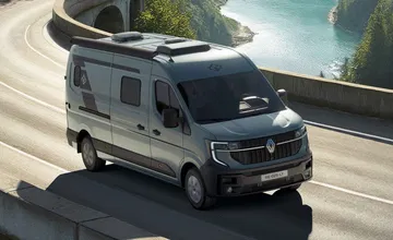 Camper moderna basada en Renault Master, ideal para aventuras.