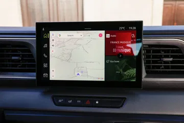 Pantalla multimedia con navegación y conectividad en la Renault Master.