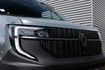 Frontal del Renault Master, mostrando su moderna parrilla y ópticas