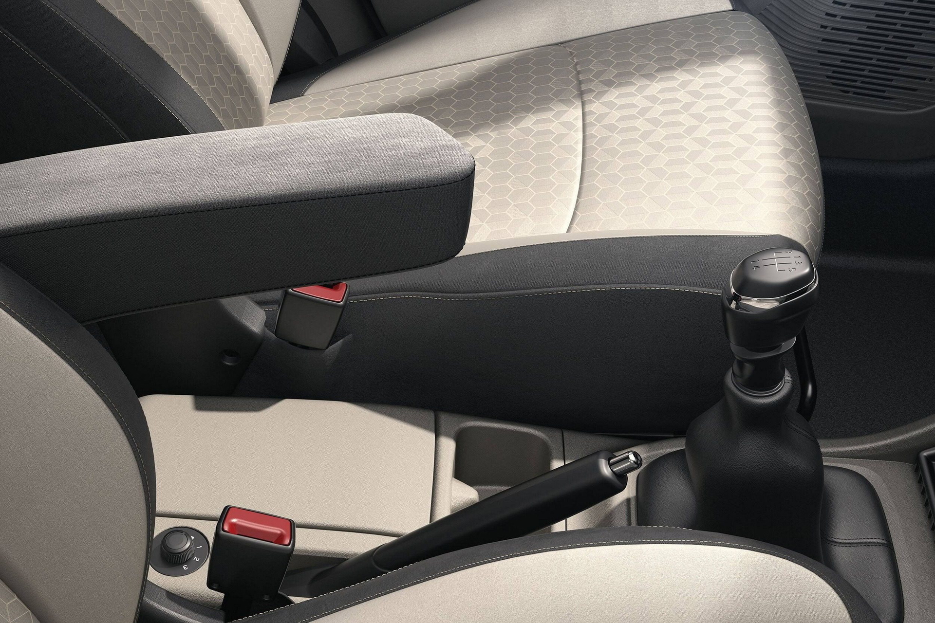 Vista del interior con detalles de los asientos y freno de mano