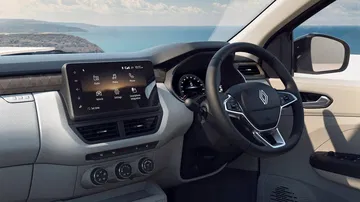 Interior del Renault Triber, destaca su pantalla central y diseño funcional.