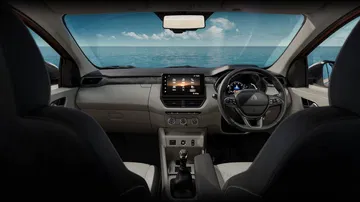 Interior del Renault Triber, con un diseño funcional y moderno.