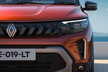 Frontal del Renault Triber, mostrando su diseño moderno y sofisticado.