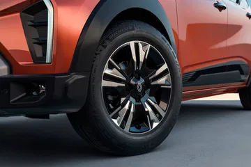 Vista lateral del Renault Triber, destacando su diseño moderno y llantas. Ideal para familias