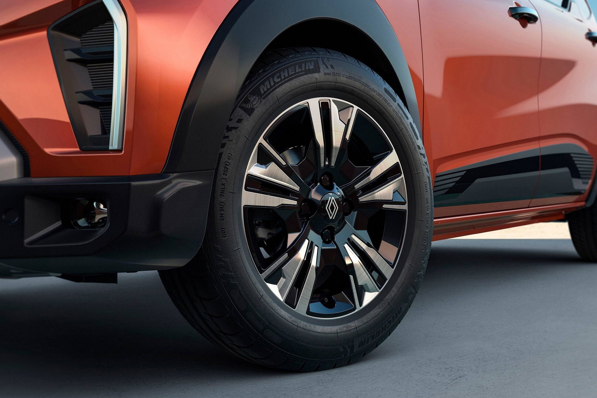 Vista lateral del Renault Triber, destacando su diseño moderno y llantas. Ideal para familias