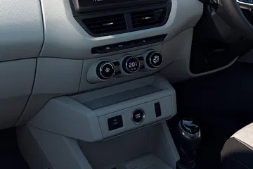 Vista del panel de control y consola central del Renault Triber.