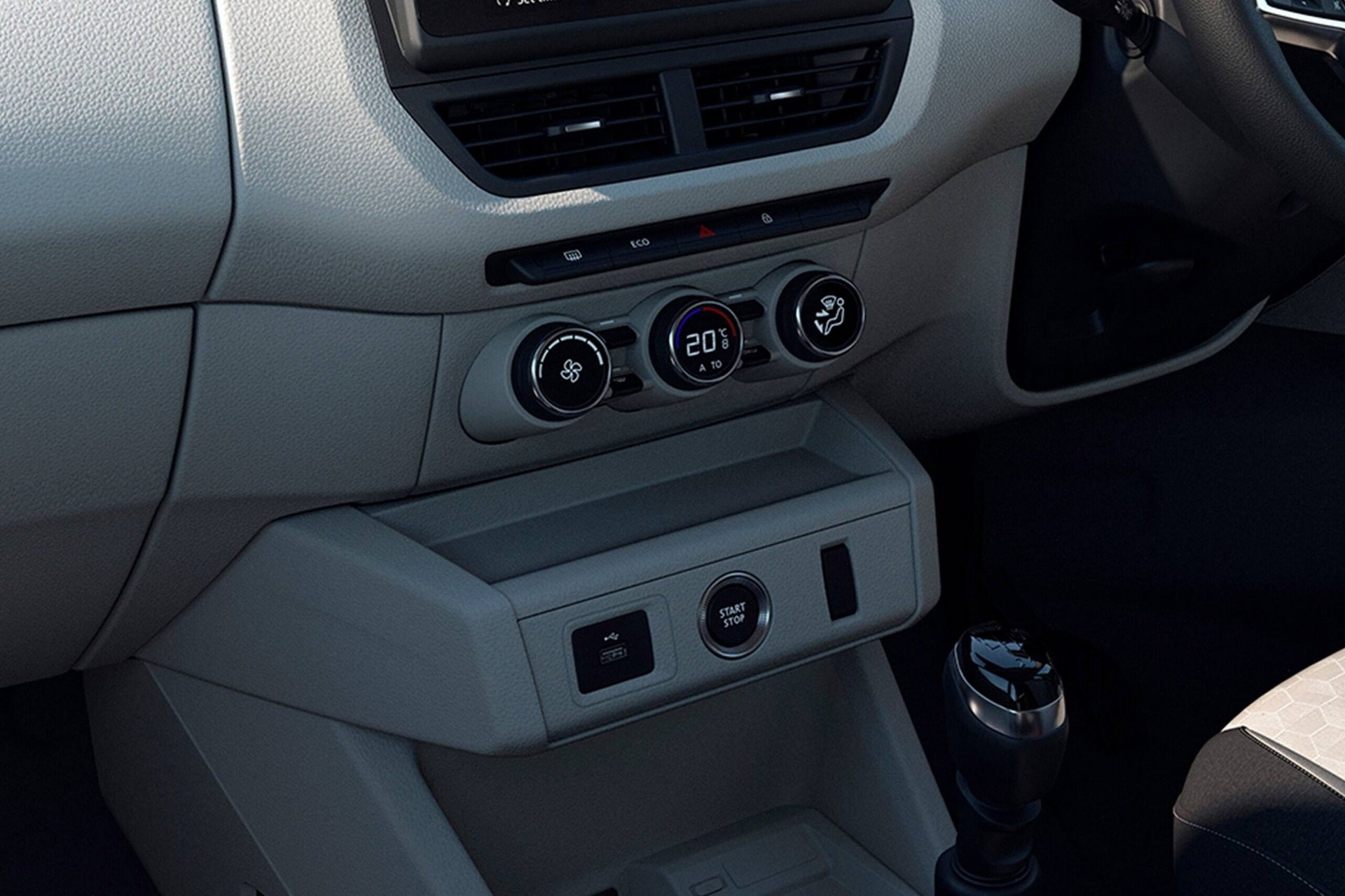 Vista del panel de control y consola central del Renault Triber.