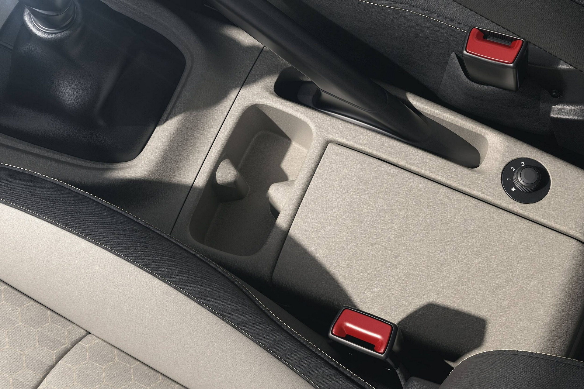 Vista superior del interior donde se observa la consola central y la disposición de los espacios