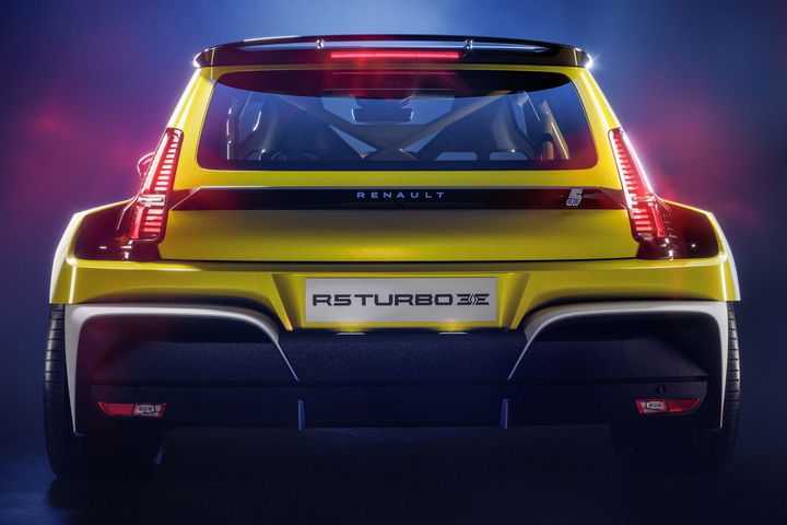 El nuevo Renault 5 Turbo 3E destaca por su diseño agresivo y moderno.