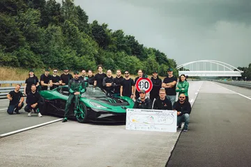 El Rimac Nevera R establece un nuevo estándar en aceleración, superando límites con un rendimiento impresionante.