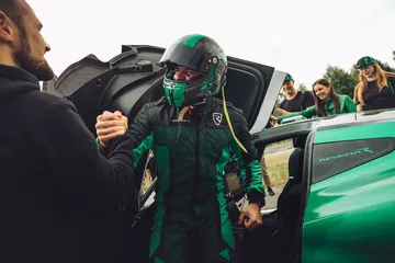 El piloto celebra su récord tras acelerar de 0 a 400 km/h en el Rimac Nevera. El piloto celebra su récord tras acelerar de 0 a 400 km/h en el Rimac Nevera.