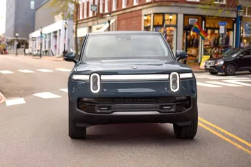 Presenta el Rivian R1S, un SUV eléctrico robusto y elegante diseñado para aventuras todoterreno.