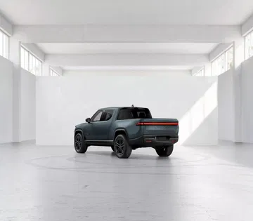 El Rivian R1T destaca por su diseño robusto y aerodinámico, ideal para aventuras todoterreno.