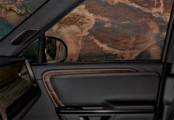 El elegante diseño del interior del Rivian R1T combina lujo y funcionalidad. El elegante diseño del interior del Rivian R1T combina lujo y funcionalidad.