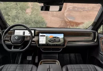Cabina del Rivian R1T, destaca su diseño moderno con pantalla táctil y acabados de madera.