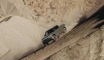 Rivian R1T quad motor surca terrenos difíciles con una robustez impresionante. Rivian R1T quad motor surca terrenos difíciles con una robustez impresionante.